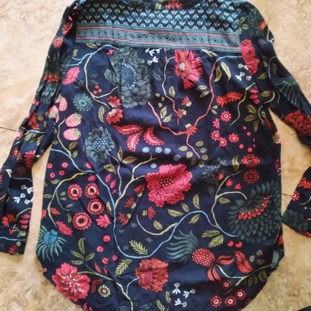 LOFT Long Sleeve Floral Henley blouse, size Small - Picture 5 of 8